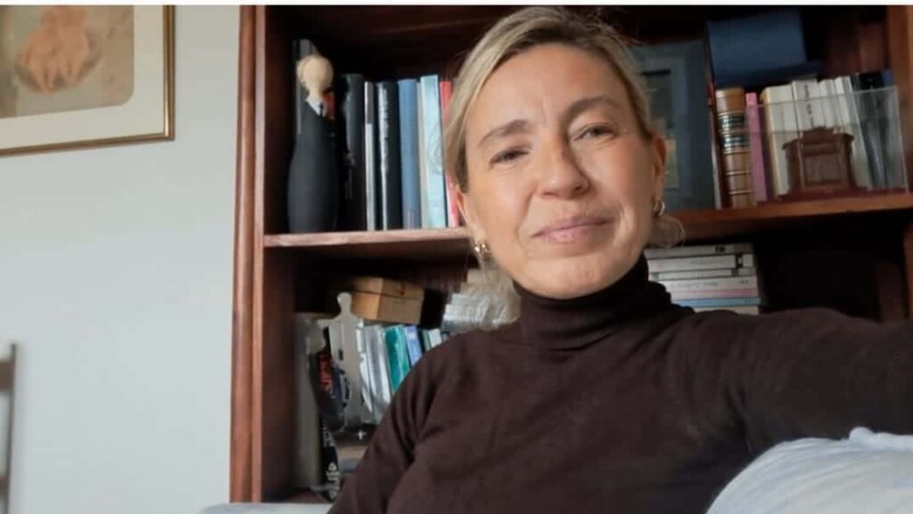 Calvo comenta sobre este nombramiento que “es para mí un honor poder ser madrina de este proyectazo con la Escuela de Enfermería ISSI del Hospital Monkole. Espero poder aportar mi granito de arena para impulsar esta bonita labor de apoyo a la formación de la mujer congoleña y que cada vez sean más las beneficiarias de las becas de la Fundación Amigos de Monkole. Muchas gracias a todos”.