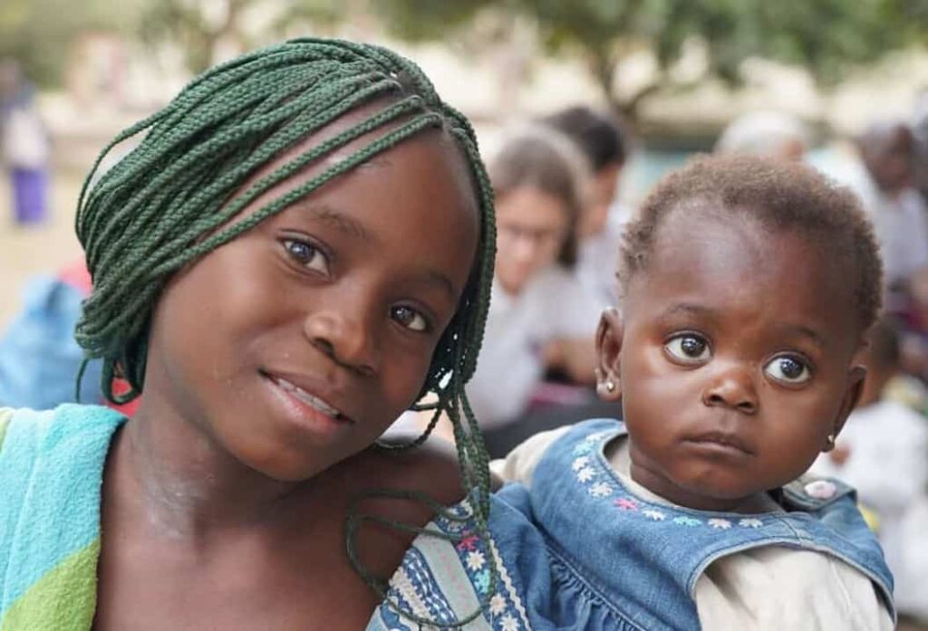El proyecto pretende mejorar la accesibilidad de la atención primaria y medicina de familia en la zona sanitaria de Mont-Ngafula (Kinshasa) mediante la mejora de la capacidad de diagnósticos prenatales y los laboratorios del Hospital General de Referencia Monkole para diagnosticar y tratar enfermedades crónicas (diabetes, hipertensión, anemia falciforme, cáncer) y enfermedades comunes (paludismo, fiebre tifoidea, diarrea, etc.) y mejorar las condiciones de seguimiento de las embarazadas en las zonas semirrurales en torno a Monkole.