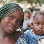 El proyecto pretende mejorar la accesibilidad de la atención primaria y medicina de familia en la zona sanitaria de Mont-Ngafula (Kinshasa) mediante la mejora de la capacidad de diagnósticos prenatales y los laboratorios del Hospital General de Referencia Monkole para diagnosticar y tratar enfermedades crónicas (diabetes, hipertensión, anemia falciforme, cáncer) y enfermedades comunes (paludismo, fiebre tifoidea, diarrea, etc.) y mejorar las condiciones de seguimiento de las embarazadas en las zonas semirrurales en torno a Monkole.
