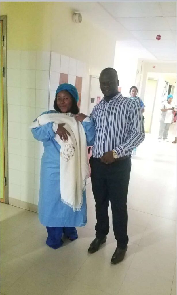 Para el equipo médico del hospital de Monkole, es una hazaña, incluso un milagro, haber podido salvar la vida de esta niña tras 75 días de cuidados intensivos y delicados. También fue motivo de alivio y satisfacción para sus padres, Fiston Mulamba y Oricia Hulungu, que intensificaron sus oraciones por la supervivencia de su primogénita, tras dos años de matrimonio. La Dra. Gisèle Kazadi, pediatra neonatóloga de Monkole, estaba visiblemente emocionada mientras la prensa cubría el acontecimiento. Ella estuvo en el centro del parto y de los cuidados de esta niña, la primera en pesar menos de 600 gramos.