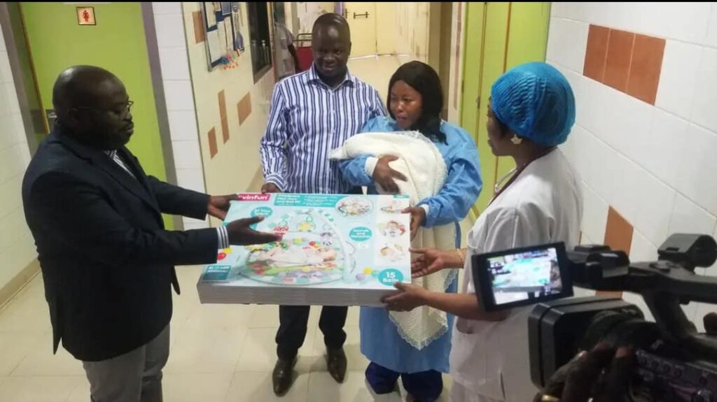 “Es un gran paso adelante saber que ahora podemos atender a niños que nacen con tan poco peso”, afirma la Dra. Gisèle Kazadi. No hay que olvidar que desde la Fundación Amigos de Monkole apoyamos el Proyecto de Neonatología y contamos con una importante colaboración de la Fundación Ordesa y Fundación Ibercaja. Preguntada por el motivo de este nacimiento tan prematuro, la neonatóloga pediatra de Monkole cree que este niño de 27 a 28 semanas (unos 6 o 7 meses) nació como consecuencia de “una rotura prematura de membranas”. ¿Esperaba un parto prematuro? ¿Cómo se tomó la noticia? Oricia Hulungu, madre de El Elohe Prodige, explica: “Para mí era la primera vez que oía que un recién nacido podía pesar 500 gramos. Había oído hablar de bebés de un kilo. Pero cuando me dijeron que mi hijo pesaba 500 gramos, no fue fácil de digerir”. “Por eso”, continúa, “pregunté al médico si mi hijo iba a sobrevivir. La Dra. Gisèle no dejaba de tranquilizarme: ‘¡Cada 24 horas que pasaban era una victoria para nosotros! Ansioso por salvar la vida de la niña, el equipo de Gisèle Kazadi se movilizó durante 75 días para garantizar que el bebé y sus padres fueran atendidos de la forma más segura posible, prestando una atención meticulosa a las normas de higiene, explica Marie-Deborah Odia, enfermera neonatal que cuidaba del bebé a diario. Teníamos que estar doblemente atentas”, dice, “cortarnos las uñas con regularidad y lavarnos las manos cada vez que teníamos que atender al bebé, siguiendo las instrucciones de la Dra. Kazadi”.
