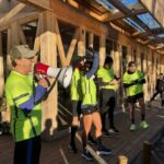 El evento comenzó a las 9:00 de la mañana con decenas de corredores trayendo sus bolsas con alimentos