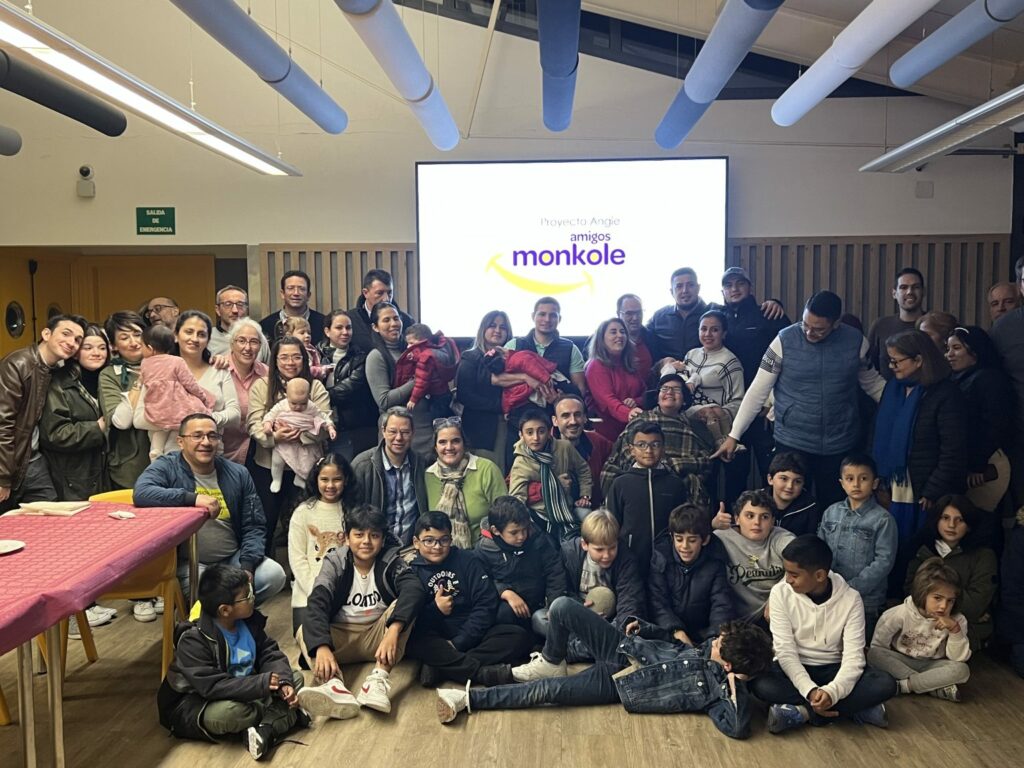 Ayer sábado 25 de noviembre celebramos en el Colegio Tajamar de Madrid la tradicional cena con nuestras familias amigas del Proyecto Angie. En total nos reunimos más de cien personas, entre familias voluntarias y beneficiarias.