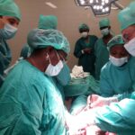 1. Cobertura Integral y Equitativa: El proyecto logró su meta de atender a 130,000 personas, cumpliendo con las expectativas tanto en número como en distribución de género: 78,000 mujeres y 52,000 hombres. Este resultado demuestra la capacidad del proyecto para llegar de manera efectiva a toda la población objetivo. 2. Mejoras en la Calidad de Vida: Las intervenciones realizadas, como las operaciones de cataratas y el tratamiento del cáncer cervical, han tenido un impacto profundo en la calidad de vida de los beneficiarios. La restauración de la visión ha permitido a muchas personas recuperar su independencia, mientras que la detección temprana del cáncer cervical ha ofrecido nuevas esperanzas de tratamiento y prevención. 3. Fortalecimiento del Sistema de Salud Comunitario: El proyecto ha fortalecido el sistema de salud comunitario en Kinshasa al implementar programas de vacunación y prevención. La implementación exitosa de estas iniciativas ha elevado el nivel de atención disponible para la población y ha promovido una mayor conciencia y educación en salud pública. 4. Continuidad y Sostenibilidad: La continuidad de los programas de prevención, como el cribado del cáncer cervical y la vacunación infantil, refleja un enfoque sostenible hacia la mejora de la salud en la región. Las actividades establecidas durante el proyecto continúan beneficiando a la comunidad y tienen el potencial de ser replicadas en otras áreas de necesidad similar. 5. Reforzamiento de Capacidades Locales: El proyecto también ha contribuido al fortalecimiento de las capacidades locales al entrenar y movilizar agentes comunitarios y personal de salud local. Este aspecto es crucial para asegurar la continuidad de los servicios y la autosuficiencia de las comunidades en el futuro.