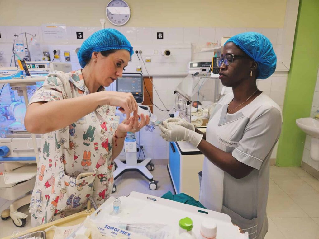 1. Detección y Tratamiento de Enfermedades Oculares: El programa de detección de enfermedades oculares, llevado a cabo en las comunas de Mont-Ngafula y Selembao, ha logrado resultados notables. La campaña incluyó una sensibilización comunitaria y visitas puerta a puerta por parte de trabajadores comunitarios, lo que permitió realizar un cribado a 1,214 personas. De estas, 729 fueron examinadas gratuitamente, mientras que 485 pagaron una pequeña tarifa de 2 USD, que también incluía gafas si era necesario. Posteriormente, se realizaron 379 cirugías de cataratas, devolviendo la vista a numerosos beneficiarios y mejorando significativamente su calidad de vida. Personas examinadas: 1,214 Cribado gratuito: 729 personas Cribado pagado: 485 personas Operaciones de cataratas realizadas: 379 Costo de las consultas: 2 USD, incluyendo gafas cuando era necesario 2. Prevención del Cáncer de Cuello de Útero: La campaña de prevención del cáncer de cuello de útero se ha centrado en la detección temprana mediante pruebas de cribado del virus del papiloma humano (VPH) y el tratamiento de lesiones precoces mediante termoablación. Se examinó a 615 mujeres, de las cuales el 31% presentó signos de riesgo, incluyendo 18% con VPH positivo y 13% con lesiones precoces. Además, se identificaron 21 casos de tumores cervicales invasivos avanzados, que están siendo seguidos y tratados. Esta intervención ha subrayado la importancia del cribado precoz para la prevención del cáncer cervical en Kinshasa. Mujeres examinadas: 615 Casos de VPH positivo o lesiones precoces: 31% Tumores cervicales invasivos avanzados detectados: 21 Tratamientos mediante termoablación: En curso