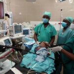 1. Cobertura Integral y Equitativa: El proyecto logró su meta de atender a 130,000 personas, cumpliendo con las expectativas tanto en número como en distribución de género: 78,000 mujeres y 52,000 hombres. Este resultado demuestra la capacidad del proyecto para llegar de manera efectiva a toda la población objetivo. 2. Mejoras en la Calidad de Vida: Las intervenciones realizadas, como las operaciones de cataratas y el tratamiento del cáncer cervical, han tenido un impacto profundo en la calidad de vida de los beneficiarios. La restauración de la visión ha permitido a muchas personas recuperar su independencia, mientras que la detección temprana del cáncer cervical ha ofrecido nuevas esperanzas de tratamiento y prevención. 3. Fortalecimiento del Sistema de Salud Comunitario: El proyecto ha fortalecido el sistema de salud comunitario en Kinshasa al implementar programas de vacunación y prevención. La implementación exitosa de estas iniciativas ha elevado el nivel de atención disponible para la población y ha promovido una mayor conciencia y educación en salud pública. 4. Continuidad y Sostenibilidad: La continuidad de los programas de prevención, como el cribado del cáncer cervical y la vacunación infantil, refleja un enfoque sostenible hacia la mejora de la salud en la región. Las actividades establecidas durante el proyecto continúan beneficiando a la comunidad y tienen el potencial de ser replicadas en otras áreas de necesidad similar. 5. Reforzamiento de Capacidades Locales: El proyecto también ha contribuido al fortalecimiento de las capacidades locales al entrenar y movilizar agentes comunitarios y personal de salud local. Este aspecto es crucial para asegurar la continuidad de los servicios y la autosuficiencia de las comunidades en el futuro.