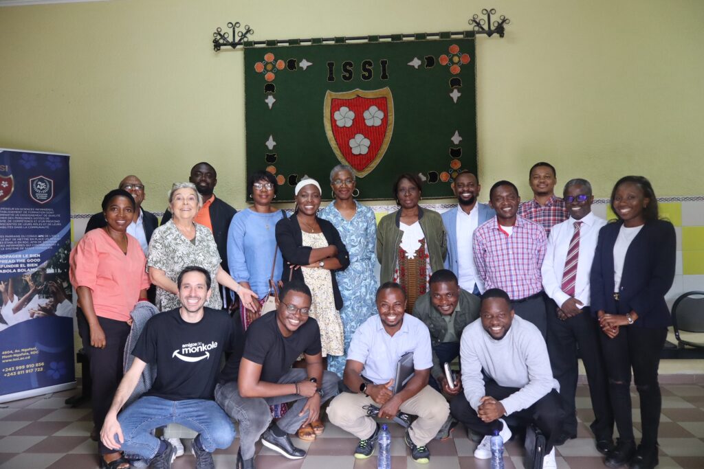 “No se trata solo de hacer más proyectos, sino de hacerlos mejor.” La Fundación Amigos de Monkole y el CECFOR organizaron en Kinshasa una Masterclass gratuita sobre Gestión del Ciclo de Proyectos para fortalecer las capacidades locales en salud, educación y desarrollo social. Más allá de una formación teórica, esta Masterclass propone un espacio de aprendizaje colaborativo y de intercambio de experiencias entre los equipos técnicos de CECFOR, ISSI y otras entidades congoleñas que trabajan en el ámbito del desarrollo humano y la salud pública.