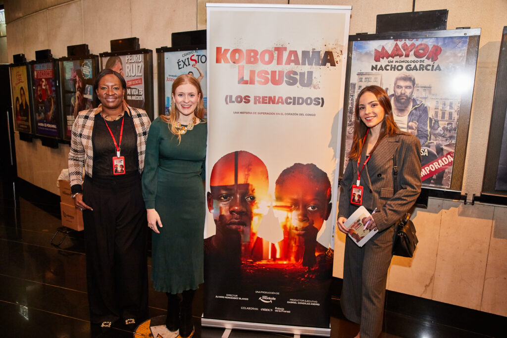 El documental, grabado en el mes de abril de este año en Kinshasa (República Democrática del Congo), cuenta una historia real de superación de Fils y Ruth, dos hermanos que fueron maltratados y expulsados de su hogar cuando eran niños, acusados de ser brujos. Entre 50.000 y 70.000 niños en República Democrática del Congo han sido acusados de brujería, según UNICEF y Save the Children. Solo en Kinshasa -donde viven cerca de 20 millones de personas- hay más de 30.000 niños mal viviendo en las calles. Se estima que un 80 % de ellos fueron expulsados y abandonados por acusaciones de brujería.