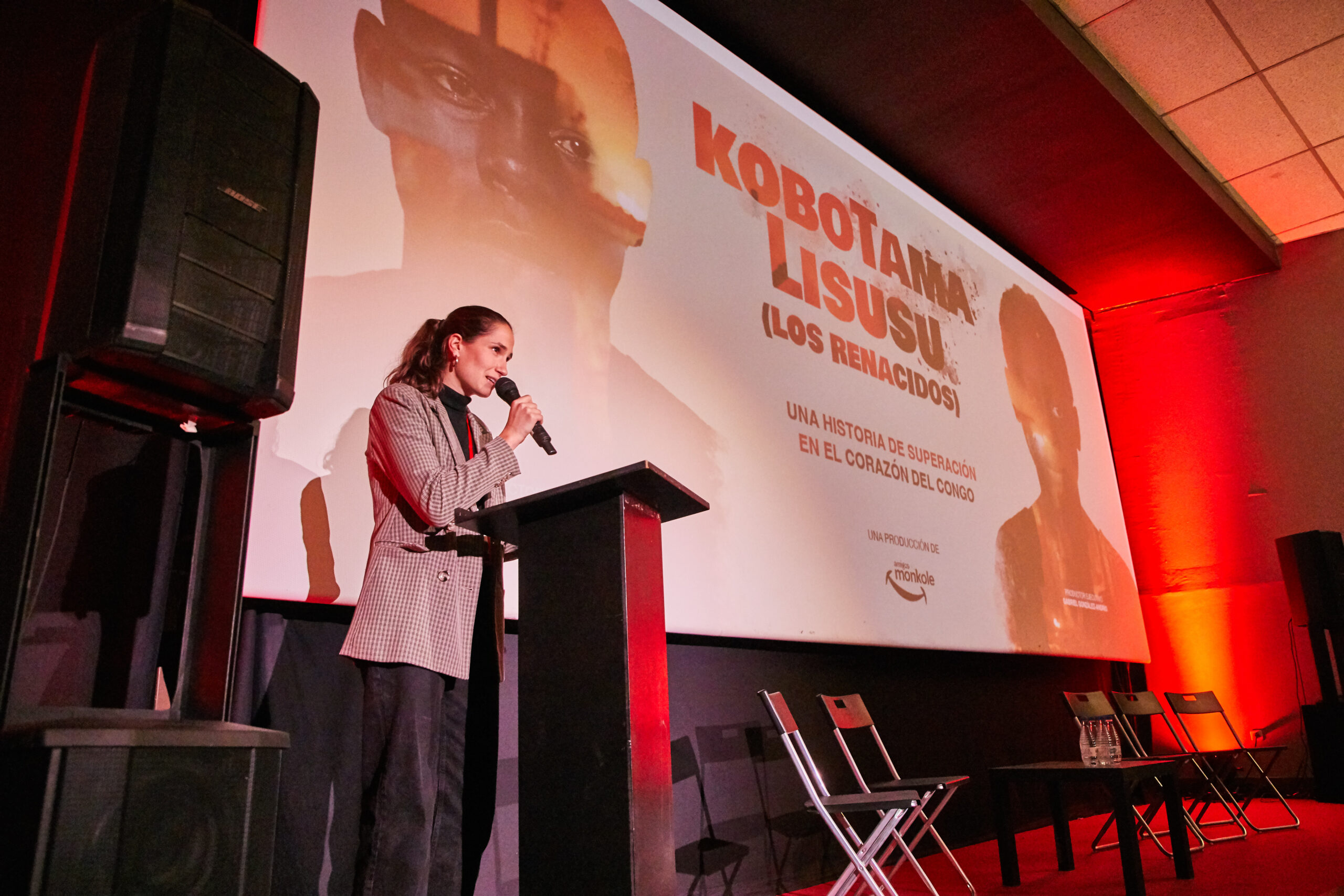 El documental, grabado en el mes de abril de este año en Kinshasa (República Democrática del Congo), cuenta una historia real de superación de Fils y Ruth, dos hermanos que fueron maltratados y expulsados de su hogar cuando eran niños, acusados de ser brujos. Entre 50.000 y 70.000 niños en República Democrática del Congo han sido acusados de brujería, según UNICEF y Save the Children. Solo en Kinshasa -donde viven cerca de 20 millones de personas- hay más de 30.000 niños mal viviendo en las calles. Se estima que un 80 % de ellos fueron expulsados y abandonados por acusaciones de brujería.