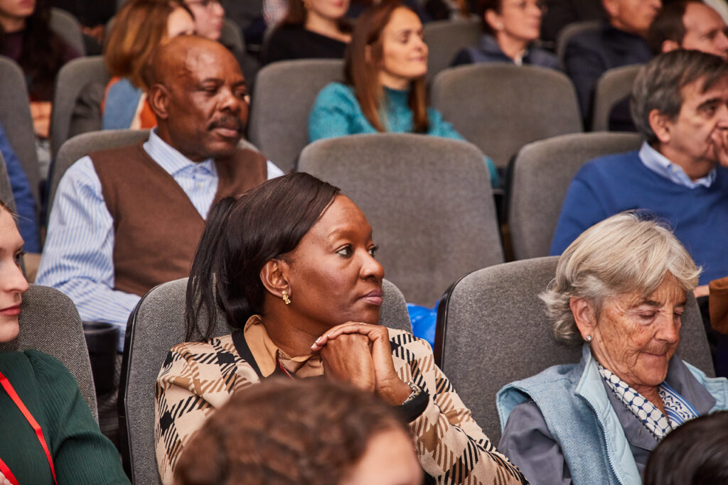 "El objetivo es  impulsar con este documental nuestro proyecto de becas escolares para decenas de niños de orfanatos", explica Enrique Barrio, presidente de la fundación. "Nos gustaría que tanto empresas como particulares se animaran a apadrinar a estos niños", añade.