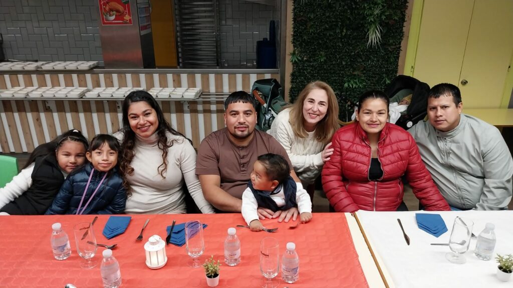 La cena duró unas dos horas, donde pudimos disfrutar de canapés variados, filetes de lomo en su salsa y doble postre de macedonia y crepes. Al finalizar el acto la inspiradora del proyecto, Angie, pronunció unas palabras emotivas que tenía preparadas para agradecernos y unirnos más a todos. Como novedad, en esta edición, hemos tenido botellas con etiquetas personalizadas del Proyecto Angie de Amigos de Monkole, donadas por un nuevo voluntario. 