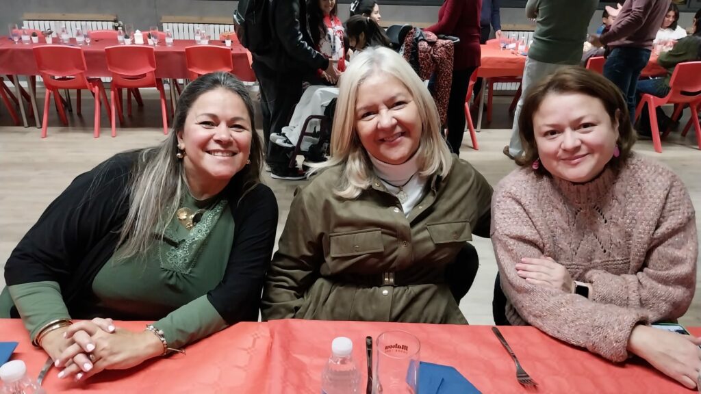 El día de la cena comenzamos a trabajar a las 17:30 en la distribución del comedor del colegio. Colocamos las mesas en forma de “cero” abierto, pusimos el menaje, preparamos los medios audiovisuales, elaboramos los canapés y conseguimos tener todo listo para las 20:00, hora de comienzo de la cena. Entre las familias ayudadas y los voluntarios, superamos el centenar de personas. Tuvimos tiempo para charlar largo y tendido entre todos, lo que permitió conocernos mejor entre todos.