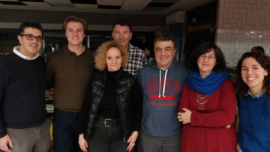 El día de la cena comenzamos a trabajar a las 17:30 en la distribución del comedor del colegio. Colocamos las mesas en forma de “cero” abierto, pusimos el menaje, preparamos los medios audiovisuales, elaboramos los canapés y conseguimos tener todo listo para las 20:00, hora de comienzo de la cena. Entre las familias ayudadas y los voluntarios, superamos el centenar de personas. Tuvimos tiempo para charlar largo y tendido entre todos, lo que permitió conocernos mejor entre todos.