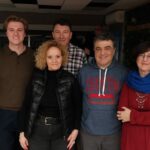 El día de la cena comenzamos a trabajar a las 17:30 en la distribución del comedor del colegio. Colocamos las mesas en forma de “cero” abierto, pusimos el menaje, preparamos los medios audiovisuales, elaboramos los canapés y conseguimos tener todo listo para las 20:00, hora de comienzo de la cena. Entre las familias ayudadas y los voluntarios, superamos el centenar de personas. Tuvimos tiempo para charlar largo y tendido entre todos, lo que permitió conocernos mejor entre todos.