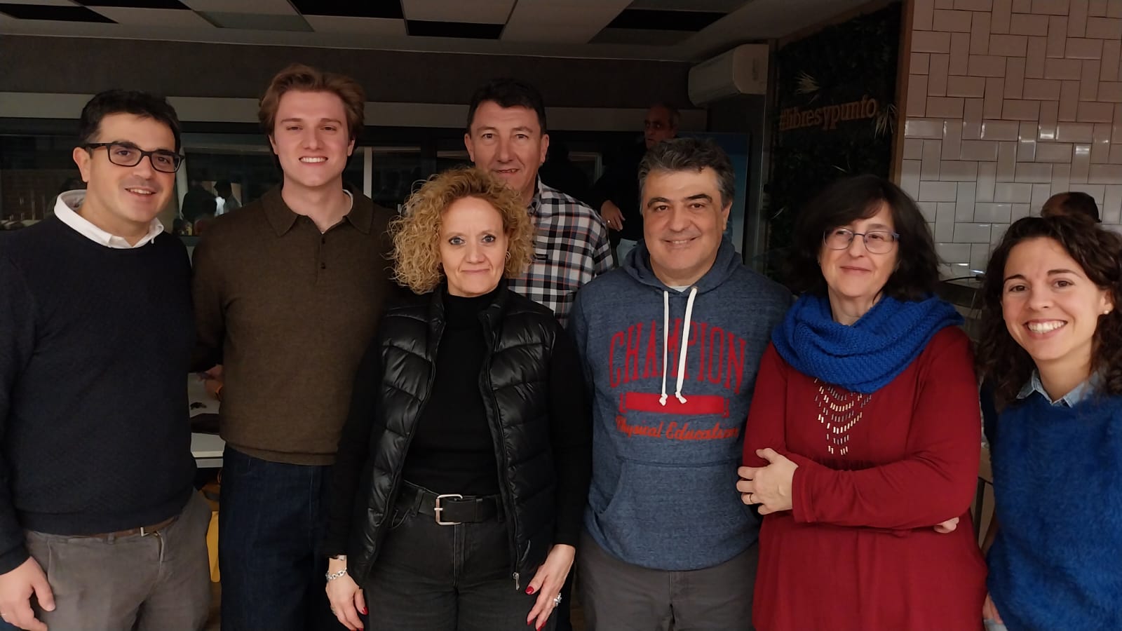 El día de la cena comenzamos a trabajar a las 17:30 en la distribución del comedor del colegio. Colocamos las mesas en forma de “cero” abierto, pusimos el menaje, preparamos los medios audiovisuales, elaboramos los canapés y conseguimos tener todo listo para las 20:00, hora de comienzo de la cena. Entre las familias ayudadas y los voluntarios, superamos el centenar de personas. Tuvimos tiempo para charlar largo y tendido entre todos, lo que permitió conocernos mejor entre todos.