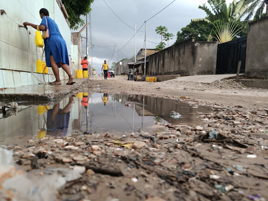Visitas técnicas a las antenas sociales y médicas de Moluka y Kimbondo El equipo visitó las antenas de Moluka y Kimbondo —dos de los centros de salud periféricos de la Red Sanitaria Monkole— para realizar una evaluación detallada de prioridades y necesidades en infraestructuras, personal, equipamiento y servicios comunitarios. Estas visitas han permitido identificar áreas clave de mejora para los próximos proyectos de 2026, especialmente en atención primaria, circuito materno-infantil, gestión de espacios y refuerzo técnico. Reunión comunitaria en Kinsenso tras las inundaciones En el marco del proyecto financiado por la Diputación de Valladolid, se llevó a cabo una reunión comunitaria con líderes locales, agricultores, promotores de salud y madres beneficiarias con el fin de analizar el posible cambio de terrenos debido a las inundaciones sufridas recientemente. El objetivo fue escuchar a la comunidad, evaluar alternativas de ubicación y asegurar que cualquier decisión futura responda a criterios de seguridad, resiliencia ambiental y sostenibilidad social. Trabajo conjunto con Neonatología y Pediatría: hacia una nueva UCI Pediátrica Una parte esencial de la misión fue la reunión técnica con los departamentos de Neonatología y Pediatría del Hospital Monkole. Se revisó equipamiento, circuitos asistenciales, mantenimiento, necesidades formativas y la viabilidad técnica para poner en marcha la futura Unidad de Cuidados Intensivos Pediátricos, que permitirá reforzar la atención a niños con patologías agudas y derivaciones críticas desde los centros de salud periféricos. Seguimiento del nuevo Grado de Matronas del ISSI El equipo visitó también el innovador Grado de Matronas del ISSI, recientemente implementado, observando sesiones prácticas y el modelo académico orientado al fortalecimiento de la salud materna y neonatal. Este programa es clave para cubrir un déficit histórico de personal especializado en la RDC y constituye una de las apuestas formativas más estratégicas de los próximos años. Reuniones con el área de mantenimiento y compras Además, se mantuvieron reuniones con los responsables de mantenimiento y logística para revisar necesidades futuras de equipamiento médico, repuestos críticos, renovación tecnológica y planificaciones en infraestructura. Este componente técnico resulta fundamental para asegurar la sostenibilidad de los proyectos en marcha. Una misión que cierra con visión a futuro Esta segunda semana marca el final de una misión intensa, profesional y profundamente humana. El trabajo desarrollado permite consolidar la planificación 2026, mejorar la calidad asistencial y comunitaria en la red sanitaria, y avanzar junto a las organizaciones locales hacia una cooperación sostenible y centrada en las personas.